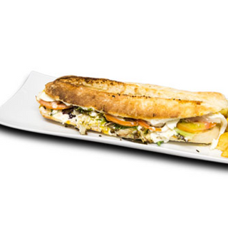 BOCADILLO BATAVIA: Mezcla de lechugas, tomate, espárrago, bonito, huevo, Jamón york y mayonesa