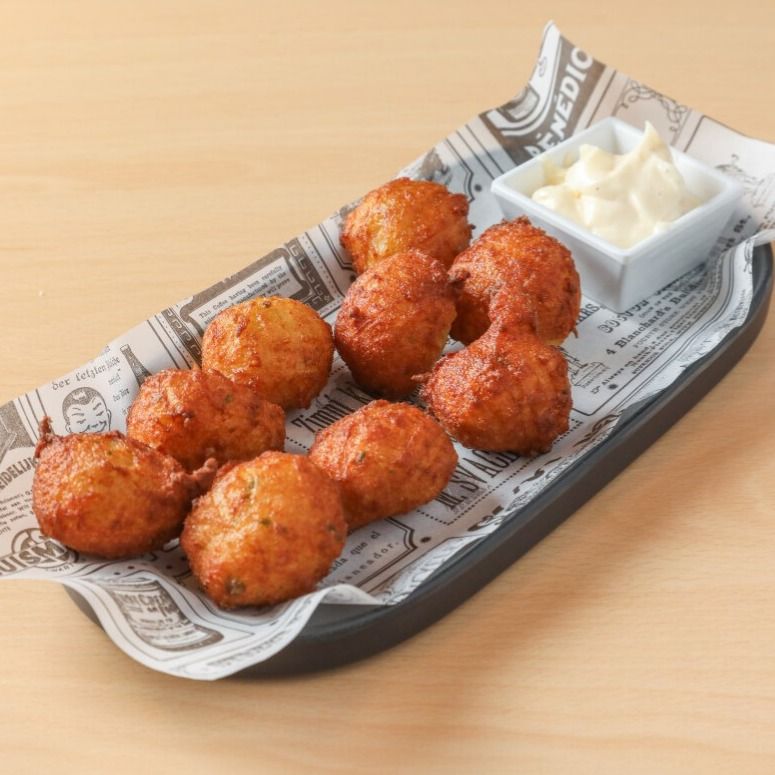 Tapa De Bunyols Cremosos De Bacallà I Alls Tendres