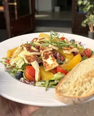Insalata con halloumi grigliato