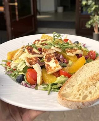 Insalata con halloumi grigliato