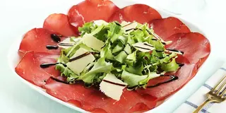 Bresaola con rucola e scaglie di parmigiano