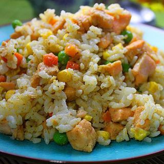 Riso saltato nel wok con salmone e verdura