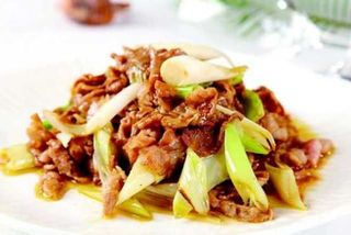 66 Баранина с зеленым луком 葱爆羊肉