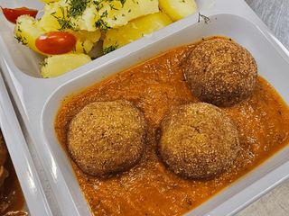 WEGE Pulpeciki warzywne z soczewicą na sosie pomidorowym, ziemniaki, surówka