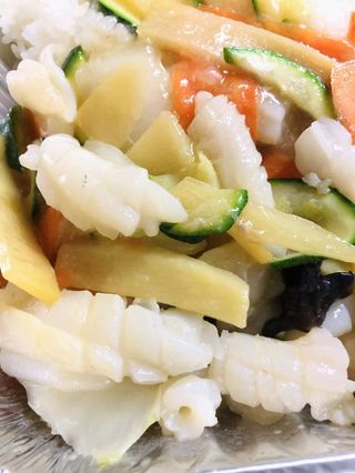 64.CALAMARI CON VERDURE