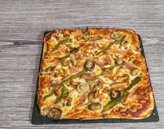 Pizza Alhoia (30 X 30 Cm.)