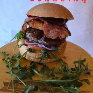 Burger Chłop z lasu z żurawiną i mini frytki