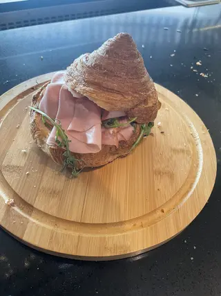 Kroasan sa šunkom