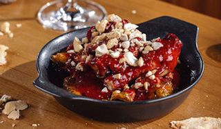 ქათამი ჟოლოს სოუსით და თხილით