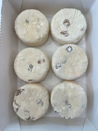 Papanași cu struguri uscați