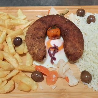 Alheira com batata frita e arroz