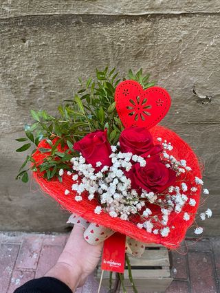 Ramo estructura de corazón con 3 rosas rojas