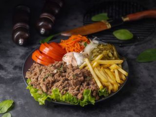 Шаурма на тарілці телятина