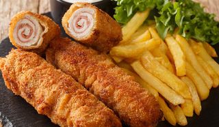 Flamenquines, Patatas, Huevo Y Ensalada