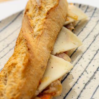 B. Sobrasada con Queso Semicurado Y Cebolla Pochada