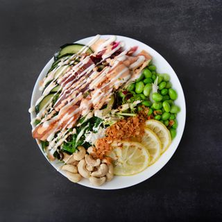 Garden salmón poke bowl