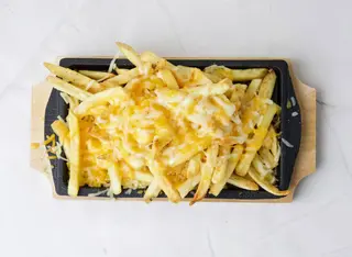 Pomfrit sa cheddar sirom