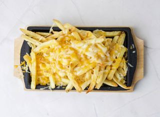 Pomfrit sa cheddar sirom