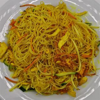 414. Spaghetti di riso con pollo curry e verdure 咖哩鸡丝粉干