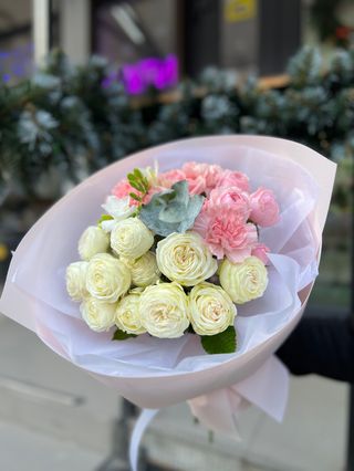 Букет з білих та рожевих кущових троянд