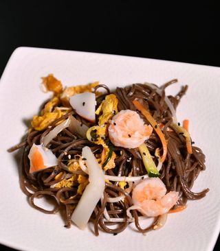 82.Spaghetti di soba verdure miste e frutti di mare(senza glutine)海鲜炒荞麦面