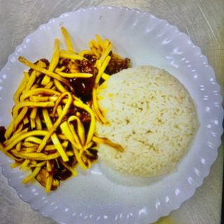 96.双冬牛肉盖饭- Junetina sa crnim peourkama i      550-650g bambusom  with  rice