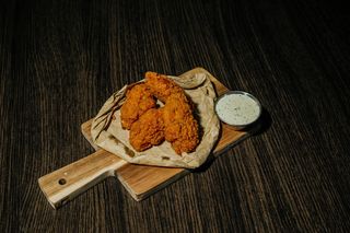 Курячі крильця кріспі з соусом Тар Тар