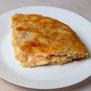 Burek sa šunkom i kačkavaljem