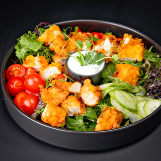 Salata cu crispy de pui