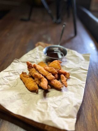 Нагетси з соусом барбекю