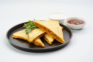 Кесадилия со сметаной и соусом сальса с курицей (250г)