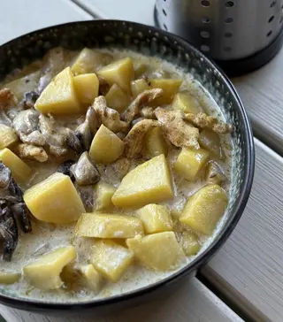Пательня з куркою та грибами у вершково-грибному соусі (450г)