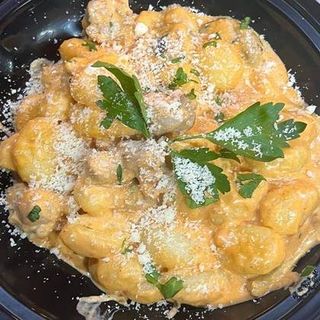 Gnocchi pollo e funghi cu sos roz