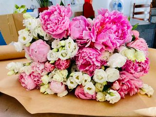 grande mazzo rose rosa  con lisanthus