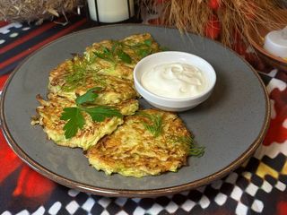 Кабачкові оладки зі сметаною