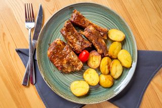 Бавно печени свински ребра в домашен бърбън барбекю сос... (500г)