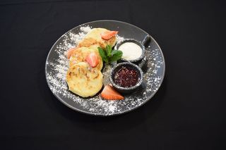 Papanași cu fructe și gem/smântână