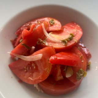 Ensalada de tomate con anchoas y queso feta