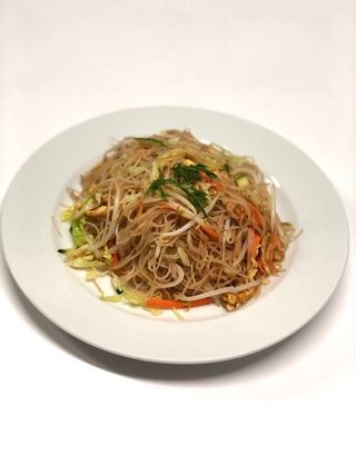 Fideos de arroz salteado con wok verduras, vegano