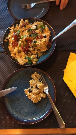 Ovos mexidos com Farinheira e Espargos