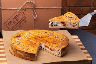 Лорен з копченою індичкою, томатами, маслинами та крем-сиром (1200г)