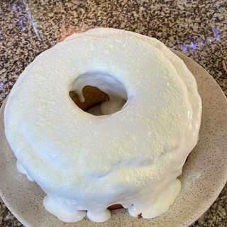 Fatia de Bolo de iogurte com Recheio de Leite Ninho