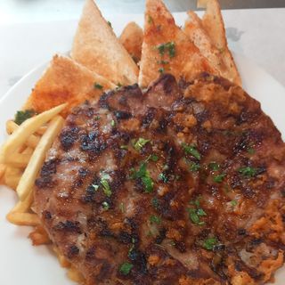 Gurmanska pljeskavica sa pecenim hlebom i pomfritom