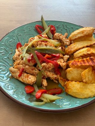 Tigaie de pui picantă și cartofi prăjiți