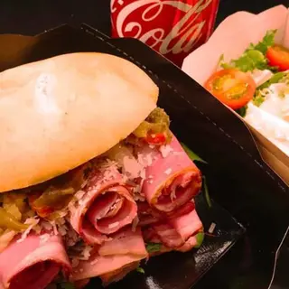 Menú 6: Bocadillo de Pastrami + Ensalada Salutteria + Bebida.