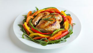 Carne de pui în cuib de legume