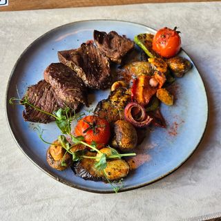 საქონლის სტეიკი ბოსტნეულით