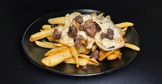 Patatine con salsiccia e provola