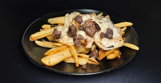 Patatine con salsiccia e provola