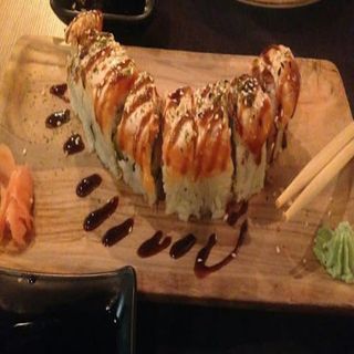 Urumaki de salmón tostado